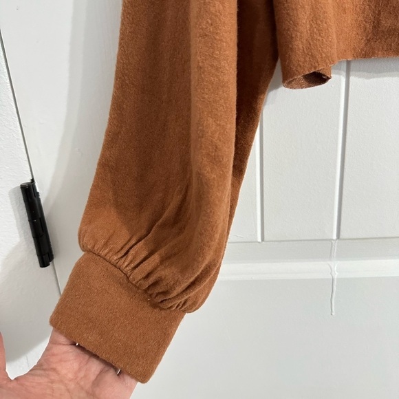 NWOT Le Lis Cropped Carmel Long Sleeve Sweater - Picture 4 of 4